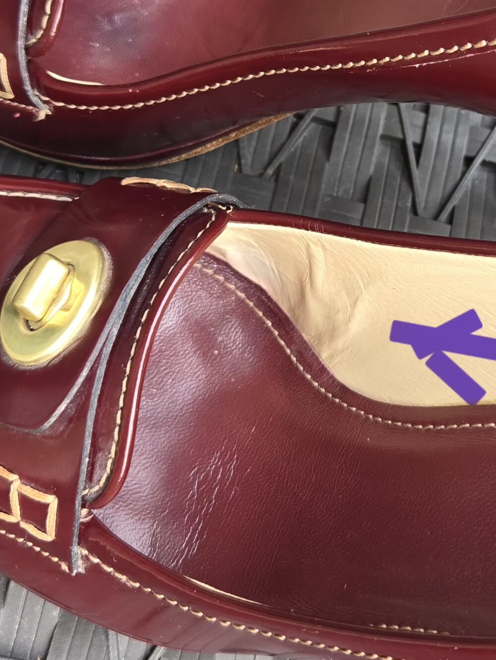 Coach Burgundy Patent Leather Heels with Gold-Tone Turnlock Made In Italy 9,5 B - Picture 12 of 13